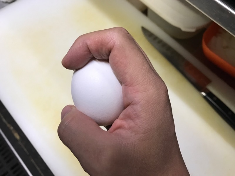 卵を片手で割る方法１２