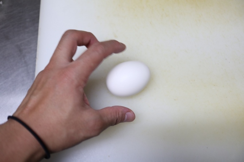 生卵とゆで卵の見分け方２
